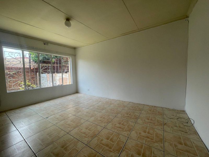 Charming 2-Bed Garden Cottage: Your New Home Awaits!" - Photo 9