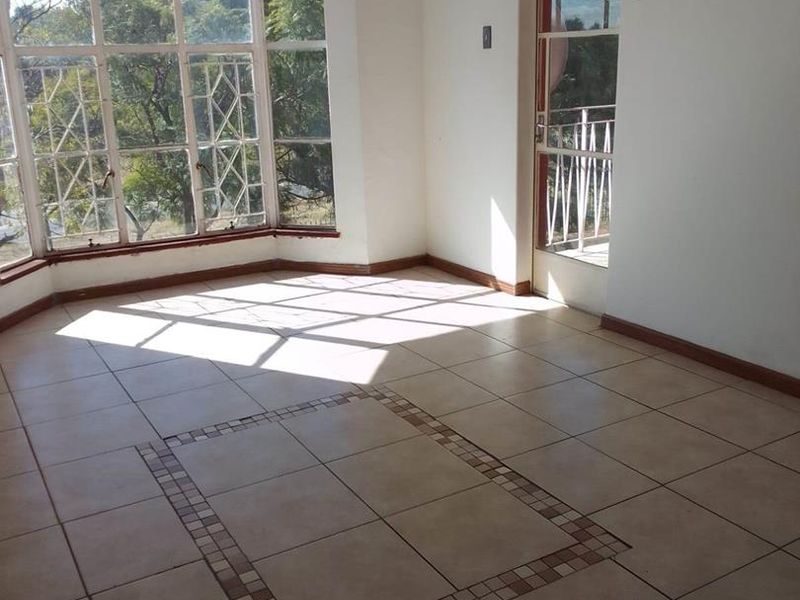 TOP FLOOR APARTMENT - Photo 8