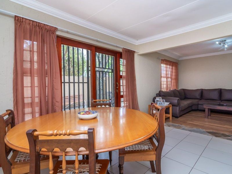 Chic Townhouse Perfect for First-Time Buyers & Downsizers! - Photo 3