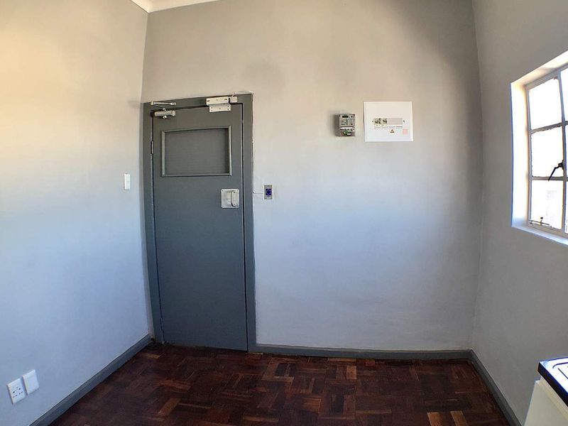 Bachelor Apartment - Available Immediately - Photo 2