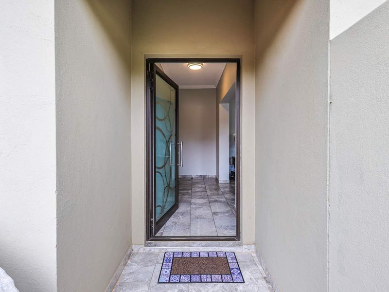 Charming Four-Bedroom Family Home in The Ridge Estate - Photo 8