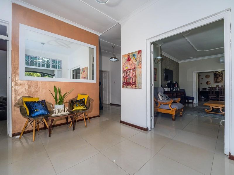 Elegant family Home with a spacious poolside Entertainment and a Private Granny Cottage - Photo 9