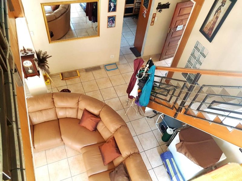 Spacious Six-Bedroom Family Home with Pool and Granny-Flat - Photo 8