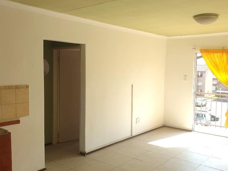 Cozy two-bedroom first floor apartment for sale in Kleinfontein Lake, Benoni - Photo 8