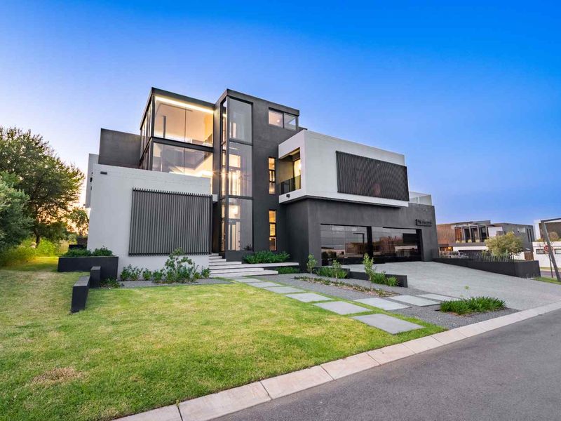 The "James Bond" Residence of Steyn City: A Masterpiece in Glass & Gloss - Photo 6