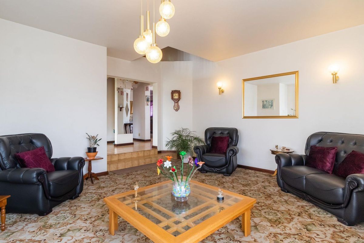 Charming Double Story 3 bedroom home - Photo 5