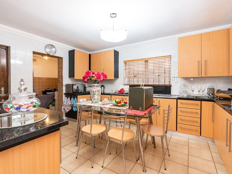 Character Home in Walmer Estate with Scope for Renovation and Rental Potential - Photo 5