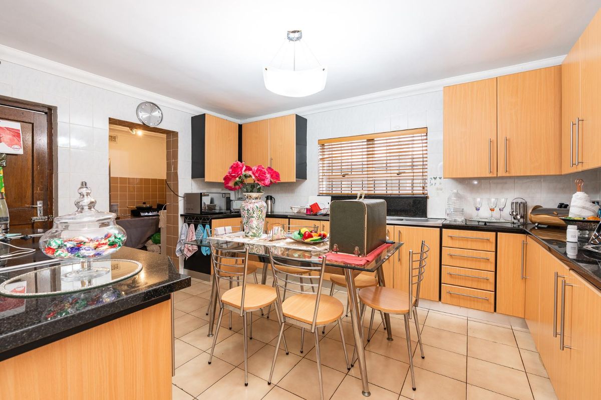 Character Home in Walmer Estate with Scope for Renovation and Rental Potential - Photo 5