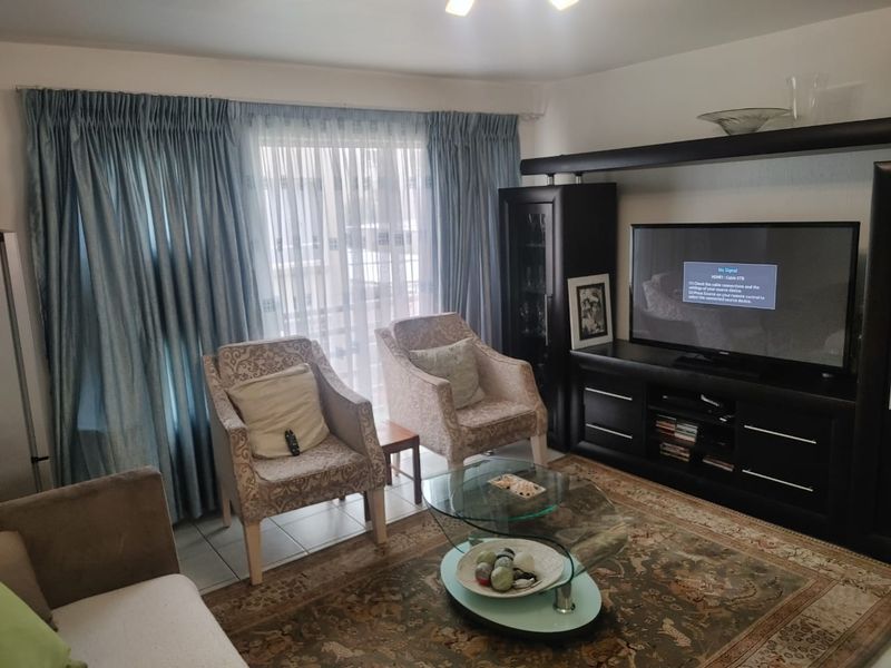 Spacious 2-Bedroom Apartment for Sale in Verwoerdpark. - Photo 4