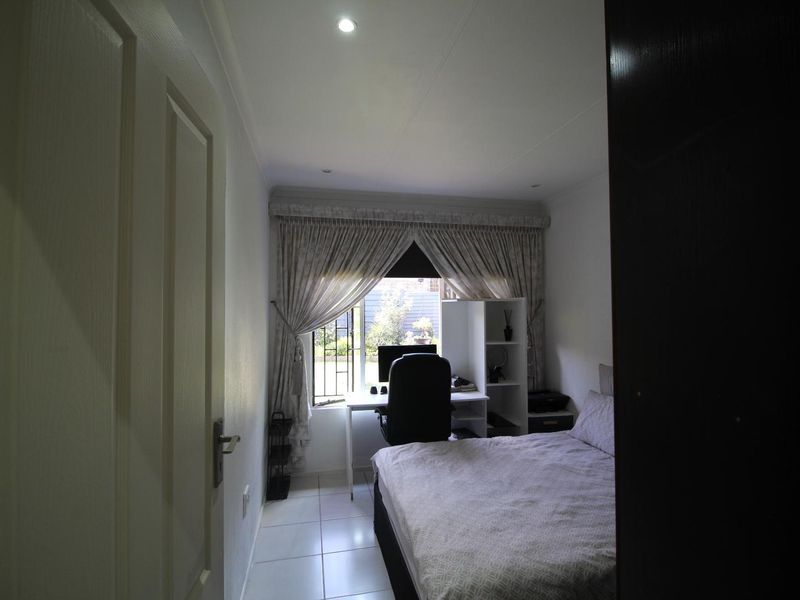 3 Bedroom, 2 Bathroom In Security Complex - Photo 10