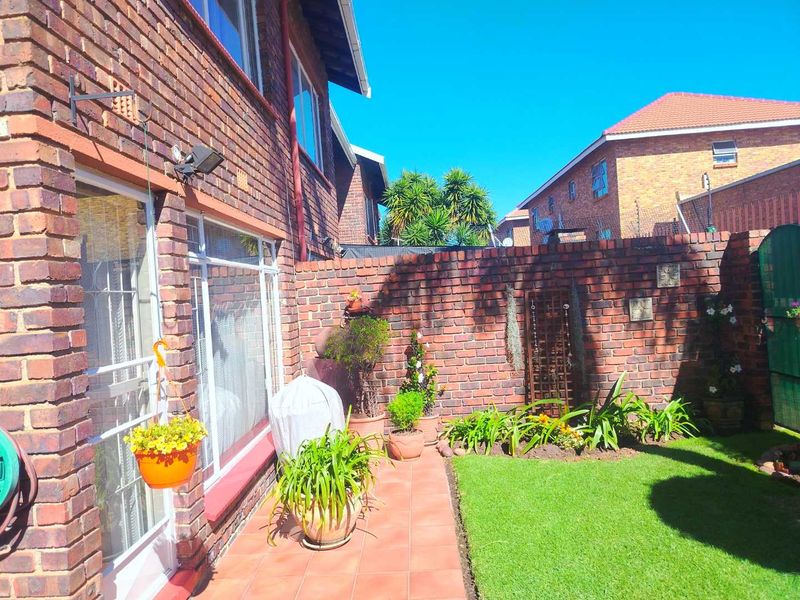 A SPACIOUS TOWNHOUSE - Photo 1
