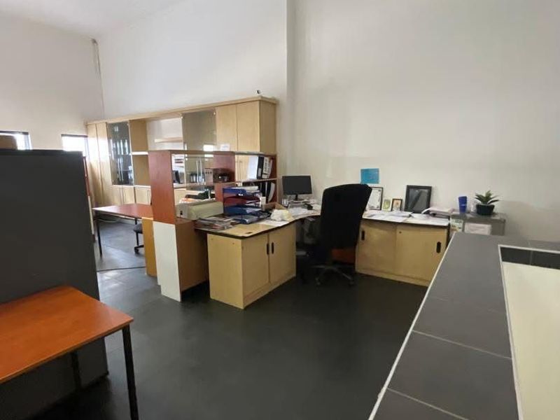 Office Building in Windhoek West - Photo 10