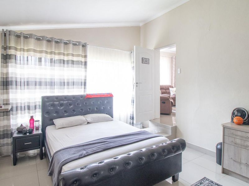 Charming 3-Bed Home with Income-Generating Flatlets! - Photo 6