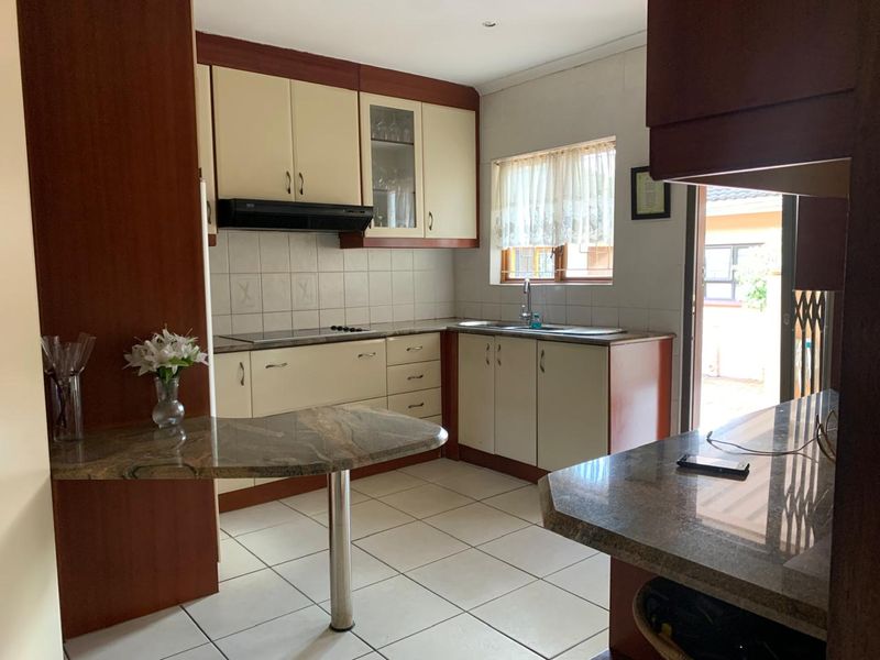 Four Bedroom House to Rent in Pinetown (Manors) - Photo 2