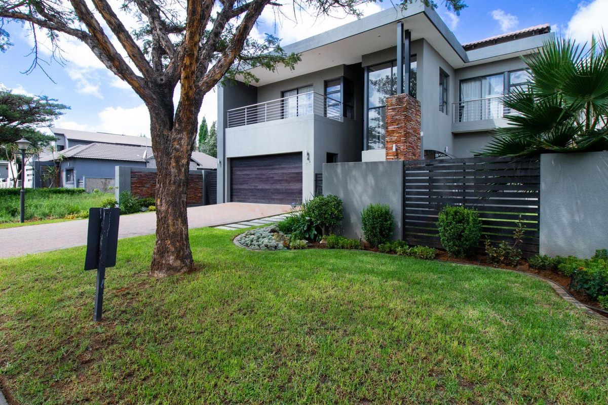 Exclusive La Como Estate: A Lifestyle of Elegance! - Photo 2