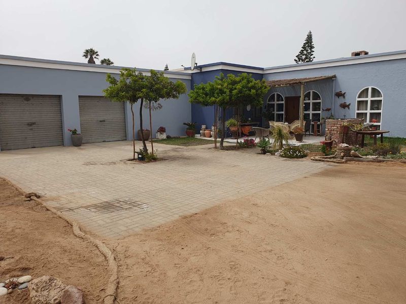 "Spacious 5-Bed Home: Ideal for Families or Investors!" - Photo 2