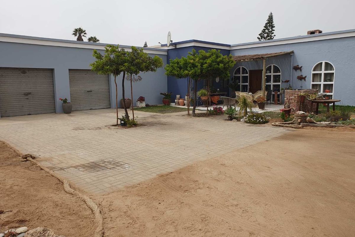 "Spacious 5-Bed Home: Ideal for Families or Investors!" - Photo 2