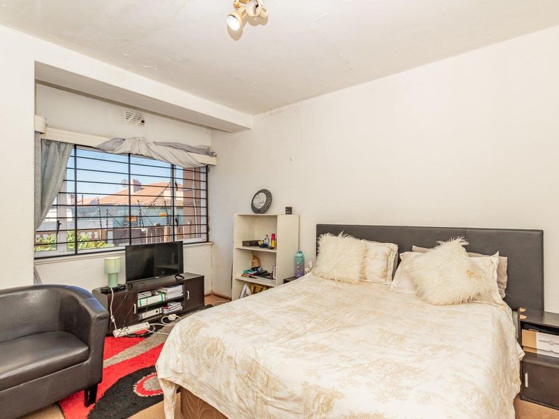 Lovely mountain views in a Central Location. - Photo 4