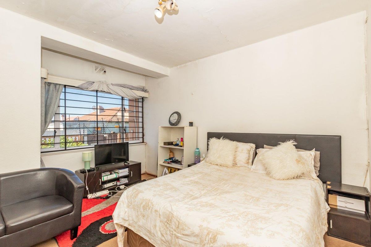 Lovely mountain views in a Central Location. - Photo 4