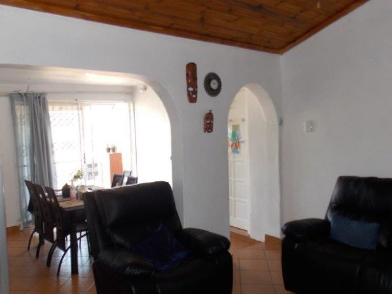 Perfect Family Home in Grove End Phoenix - Photo 3