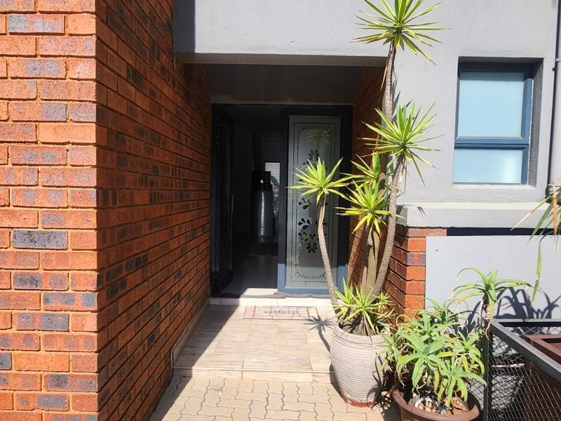 Stunning 3 bedroom Leadwood townhouse to rent in the sought-after Meyersdal Nature Estate - Photo 2