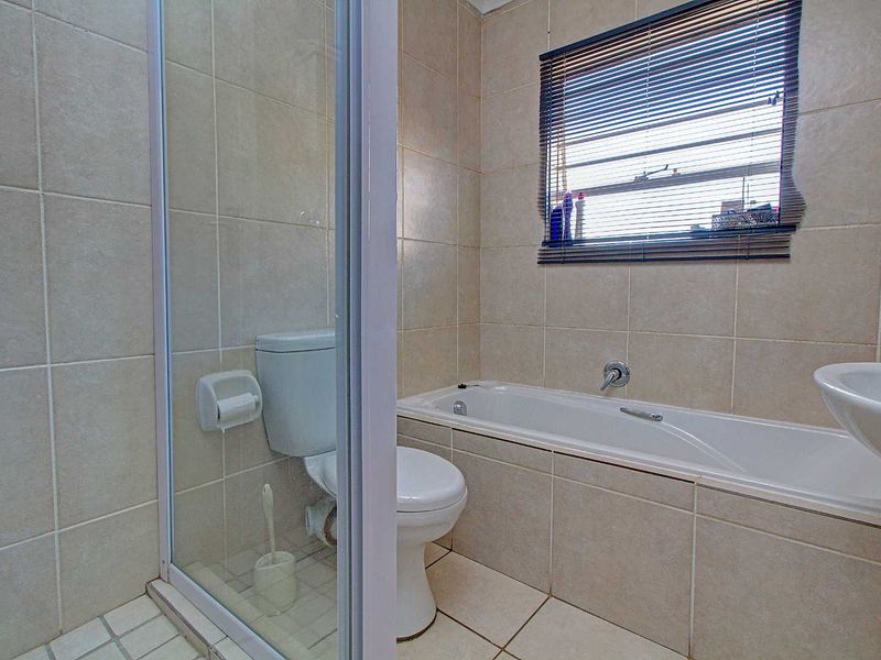 Charming Home with Expansive Main Bedroom! - Photo 10