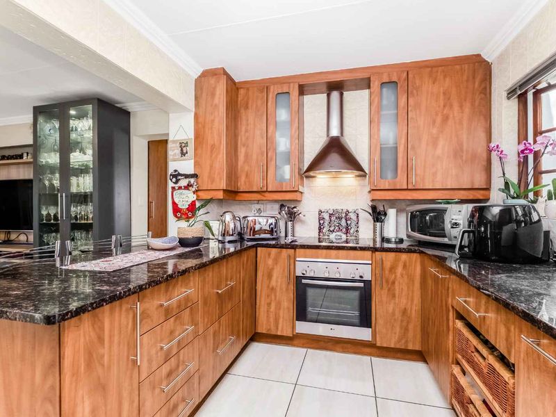 STUNNING LIGHT AND BRIGHT SIMPLEX - IN SOUGHT AFTER FLEETWOOD ESTATE - Photo 4