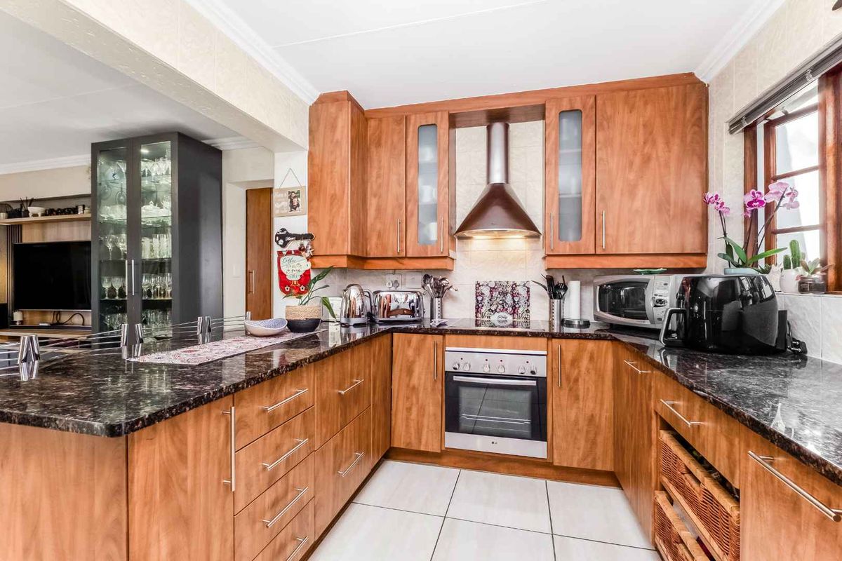 STUNNING LIGHT AND BRIGHT SIMPLEX - IN SOUGHT AFTER FLEETWOOD ESTATE - Photo 4