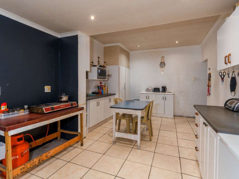 Spacious 4 Bedroom Family Home with Two Income-Generating Flatlets | Silvertown SOLE AND EXCLUSIVE MANDATE - Photo 8