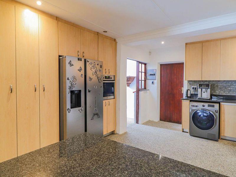 3 Bedroom Townhouse in the Heart of Bryanston - Photo 8