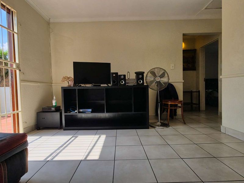 2 Bedroom Apartment / Flat for Sale in Verwoerdpark - Photo 9