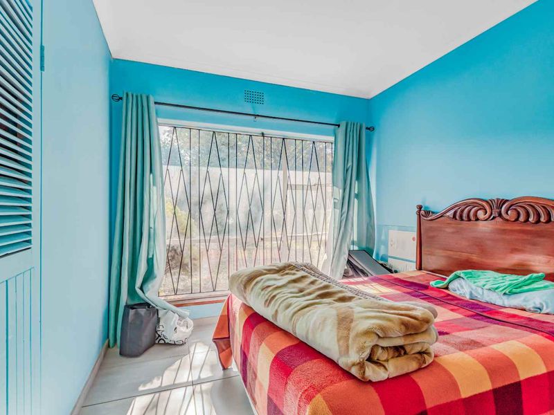 Spacious Family Home with Income-Generating Flatlets - Photo 8