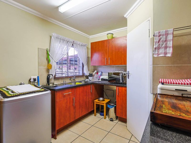 Charming 2-Bed Townhouse with Private Garden in Equestria - Photo 9