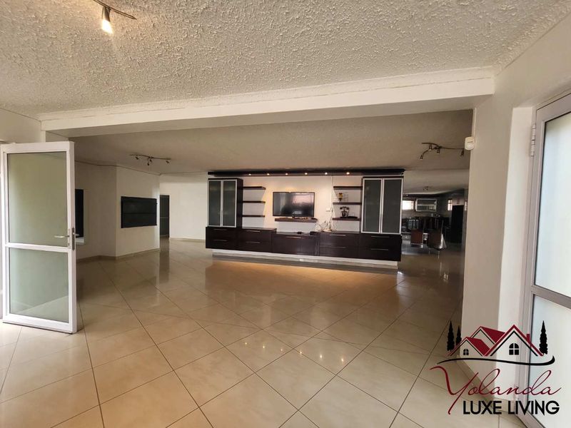 🏡✨ LUXURY FAMILY ESTATE WITH INCOME-GENERATING POTENTIAL IN OLYMPIA, WINDHOEK ✨🏡 - Photo 3