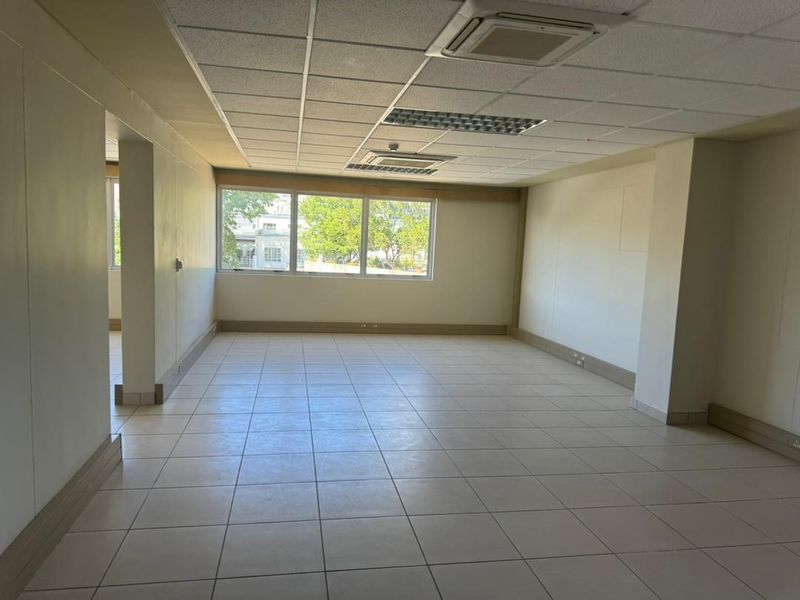 MODERN OFFICES TO LET - SHARED BUILDING - Photo 3