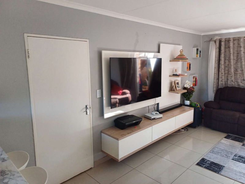 Spacious 2 bedroom 2 bathroom unit in Wilgeheuwel - Photo 2
