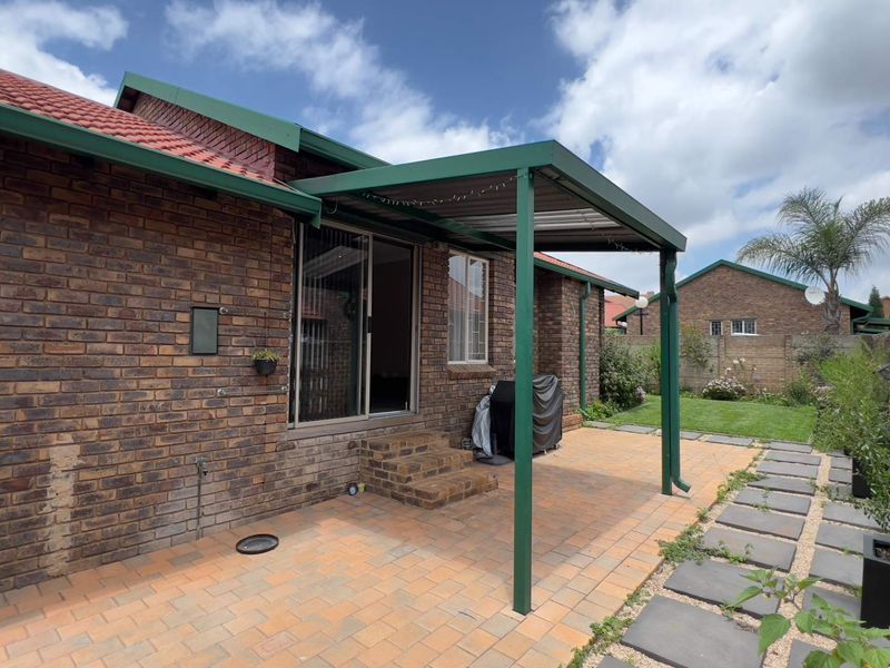 Renovated & new! Townhouse in Highveld - Photo 4