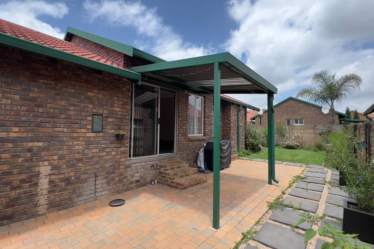 Renovated & new! Townhouse in Highveld - Photo 4