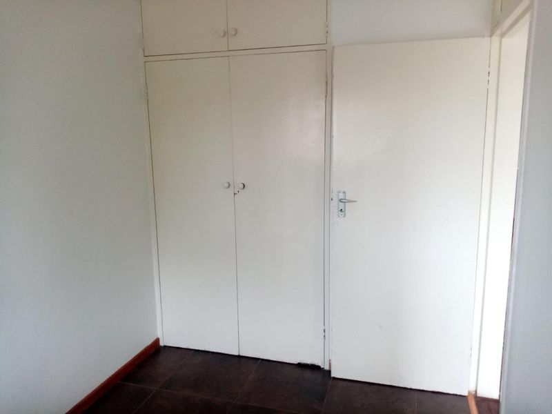 Spacious 2 Bedroom apartment available in Windsor West - Ideal Lock-Up & Go - Photo 10