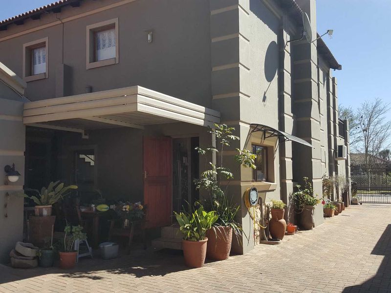 SECURE EXCELLENT LOCATION - EXCLUSIVE SOLE MANDATE! - Photo 2