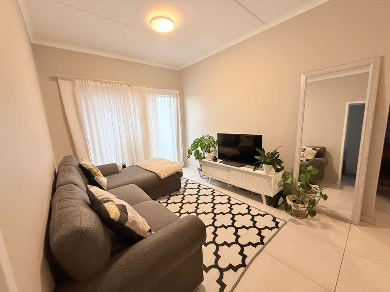 Chic 2-Bedroom Gem in Prime Spot - Photo 7