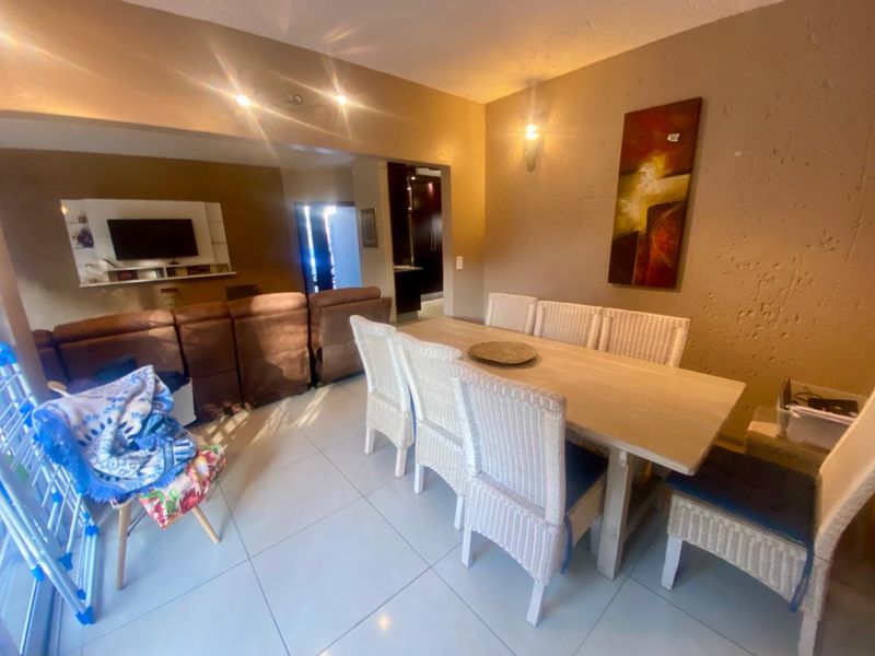 Elegant Ground-Floor Unit with Private Garden in Sought-After Complex - Photo 6