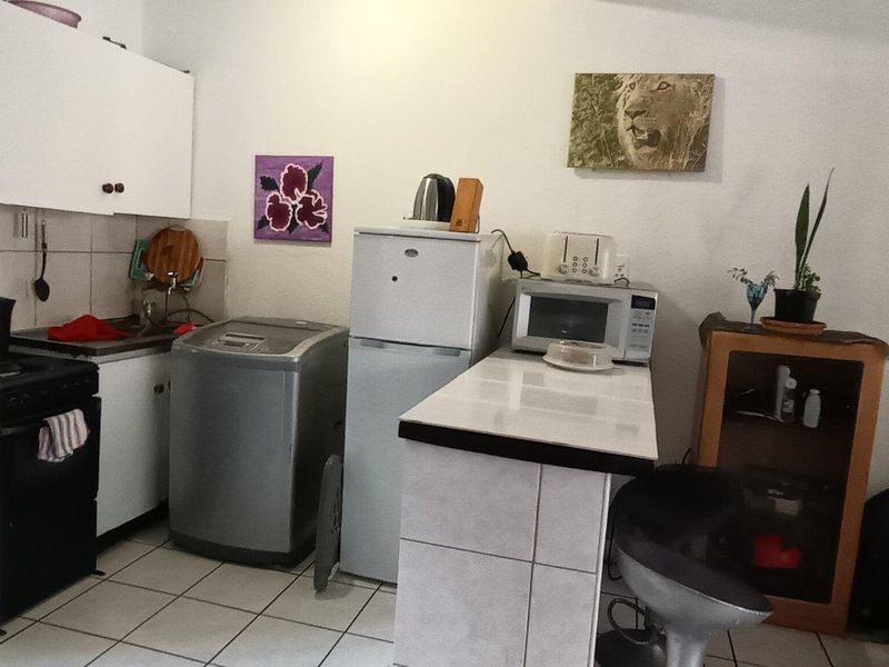 Well maintained Bachelors Apartment For S in stunning sought after complex! - Photo 5