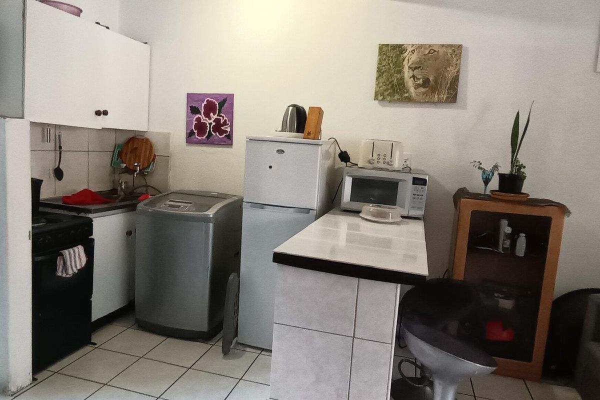 Well maintained Bachelors Apartment For S in stunning sought after complex! - Photo 5