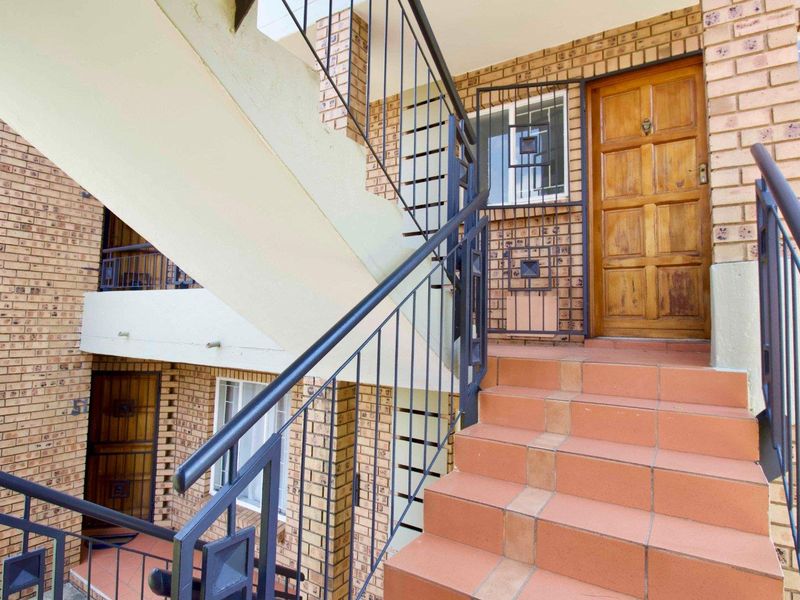 Fantastic Investment Property with a lock up garage - Photo 4