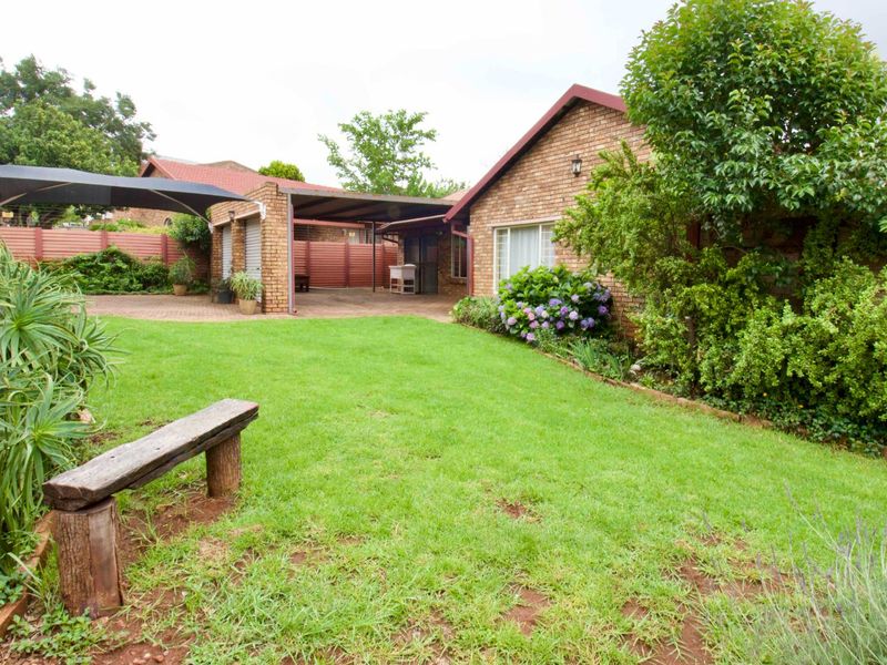 The ideal home in a great neighbourhood - Photo 2