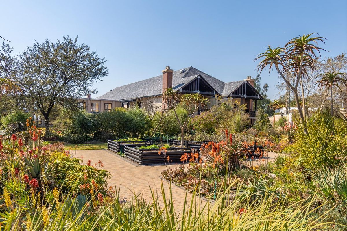 Stylish first floor apartment with expansive patio - Photo 2
