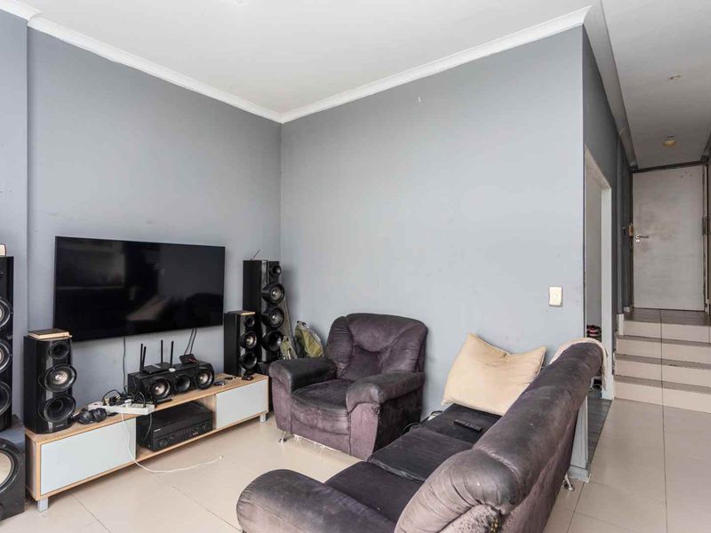 Top-Floor Gem with Breathtaking Views of Table Mountain and the City - Photo 2