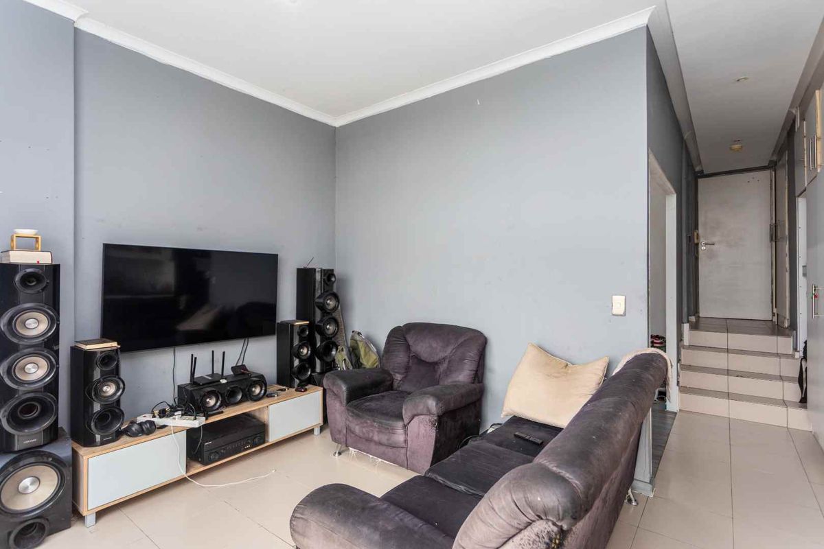 Top-Floor Gem with Breathtaking Views of Table Mountain and the City - Photo 2