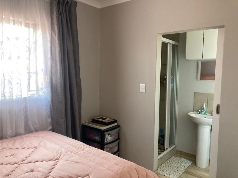 Riverside View Ext 35- R 1 200 000 Lovely family home !! - Photo 8